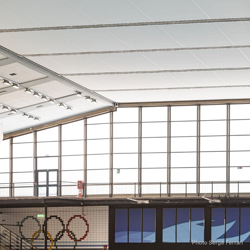 Plafond tendu en Tenseo Comfort AW au-dessus d’un bassin de natation couvert