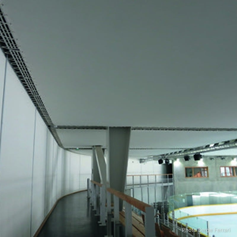Plafond et murs tendus en Tenseo Comfort AW dans une patinoire